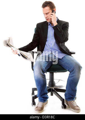 junger Geschäftsmann liest Zeitung beim Telefonieren Arbeitssuche weißen Hintergrund Stockfoto