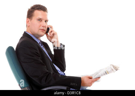junger Geschäftsmann liest Zeitung beim Telefonieren Arbeitssuche weißen Hintergrund Stockfoto