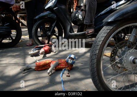 Tierische Komödie bekannt als Affenmaske in Jombang, Ost-Java. Stockfoto