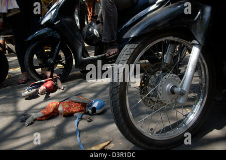 Tierische Komödie bekannt als Affenmaske in Jombang, Ost-Java. Stockfoto