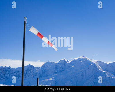 Windsack an einem windigen Tag im Les Grandes Platieres in Le Grand Massif mit Blick zum schneebedeckten Mont Blanc in den französischen Alpen von Frankreich Stockfoto