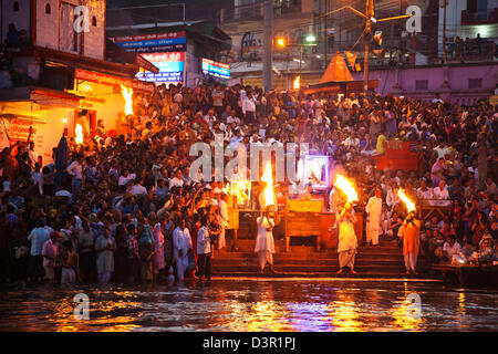 Abendgebet (Aarti) am Fluss Ganges, Haridwar, Har Ki Pauri, Uttarakhand, Indien Stockfoto