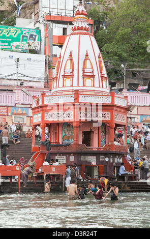 Pilger, die unter einem Heiligen Tauchen im Fluss Ganges, Har Ki Pauri, Haridwar, Uttarakhand, Indien Stockfoto