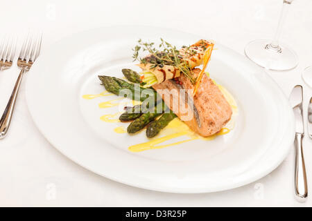 Gegrillter Lachs und Spargel Stockfoto