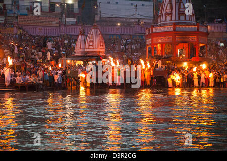 Abendgebet (Aarti) am Fluss Ganges, Haridwar, Har Ki Pauri, Uttarakhand, Indien Stockfoto