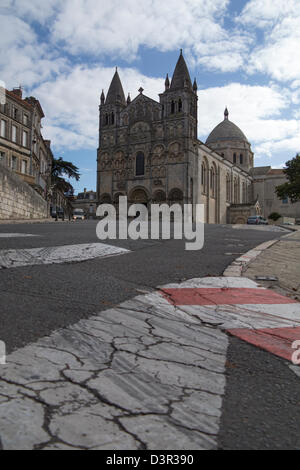 Suchen Sie den Hügel hinauf in Richtung der Kathedrale in Angouleme, Frankreich Stockfoto