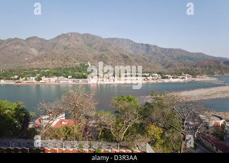 Erhöhte Ansicht des Flusses Ganges in Rishikesh, Uttarakhand, Indien Stockfoto