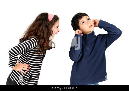 Mädchen schreien an einen jungen, der seine Ohren mit den Fingern verdeckt Stockfoto