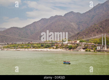 Menschen, die im Ganges River rafting in der Nähe von Ram Jhula, Rishikesh, Uttarakhand, Indien Stockfoto