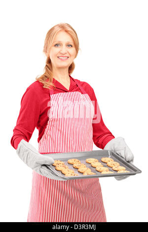 Reife Frau hielt ein Tablett mit gebackenen Plätzchen isoliert auf weißem Hintergrund Stockfoto