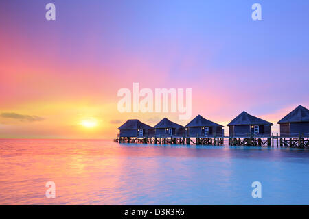 Sonnenuntergang auf den Malediven Insel, Wasser-Villen-resort Stockfoto