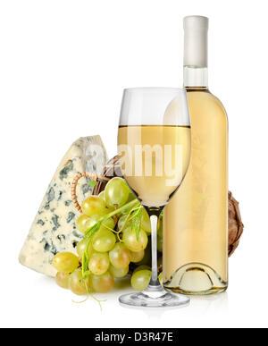 Blauschimmelkäse-Wein und Trauben in einem hölzernen Korb isoliert auf weißem Hintergrund Stockfoto