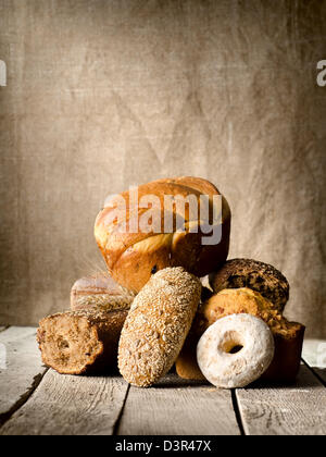 Brot-Sortiment auf Hintergrund der alten Leinwand Stockfoto