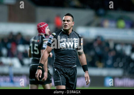 Swansea, Großbritannien. 22. Februar 2013. RaboDirect Pro 12 - Fischadler V Edinburgh im Liberty Stadium in Swansea: Fischadler Kapitän Kahn Fotuali'i. Bildnachweis: Phil Rees / Alamy Live News Stockfoto