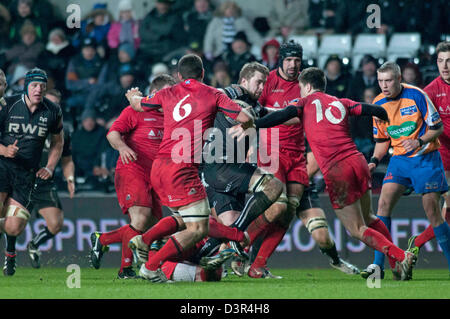 Swansea, Großbritannien. 22. Februar 2013. RaboDirect Pro 12 - Fischadler V Edinburgh im Liberty Stadium in Swansea: Fischadler Morgan Allen gefangen. Bildnachweis: Phil Rees / Alamy Live News Stockfoto