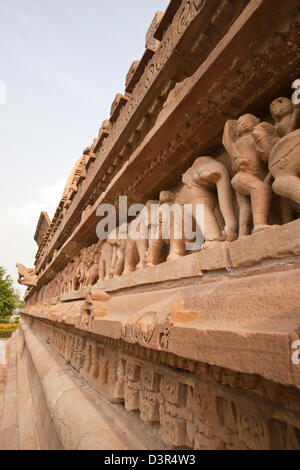 Details der Statuen in einem Tempel, Khajuraho, Chhatarpur Bezirk, Madhya Pradesh, Indien Stockfoto