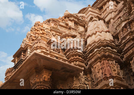 Carving-Details in einem Tempel Lakshmana Tempel, Khajuraho, Chhatarpur Bezirk, Madhya Pradesh, Indien Stockfoto