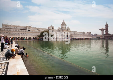 Sikh-Pilger am Nektar Teich in Goldener Tempel, Amritsar, Punjab, Indien Stockfoto