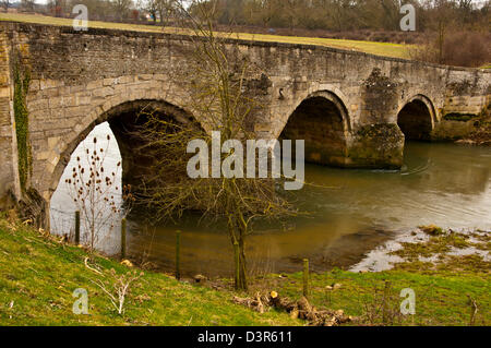 Alte Steinbrücke über den Fluss Welland Stockfoto