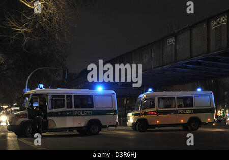 Berlin, Deutschland. 22. Februar 2013. Polizeifahrzeuge blockieren Teile der Skalitzerstrasse in Berlin, Deutschland, 22. Februar 2013. Nach Angaben der Polizei demonstrierten 500 Demonstranten dort für das Bleiberecht für die vorläufige Wohnwagen Campingplatz an der Koepenicker Straße. Foto: Paul Zinken/Dpa/Alamy Live News Stockfoto