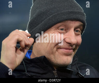 Freiburg, Deutschland. 22. Februar 2013. Freiburgs Trainer Christian Streich gibt ein Interview vor der Bundesliga-Fußballspiel zwischen SC Freiburg und Eintracht Frankfurt im Mage Solar-Stadion in Freiburg, Deutschland, 22. Februar 2013. Foto: Patrick Seeger/Dpa/Alamy Live News Stockfoto