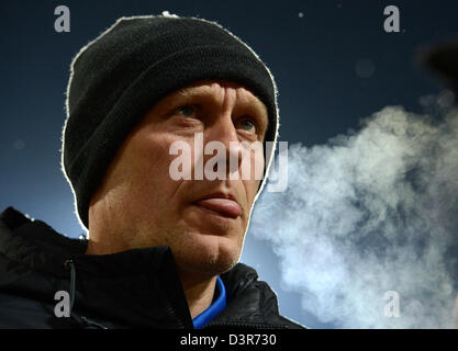 Freiburg, Deutschland. 22. Februar 2013. Freiburgs Trainer Christian Streich gibt ein Interview vor der Bundesliga-Fußballspiel zwischen SC Freiburg und Eintracht Frankfurt im Mage Solar-Stadion in Freiburg, Deutschland, 22. Februar 2013. Foto: Patrick Seeger/Dpa/Alamy Live News Stockfoto