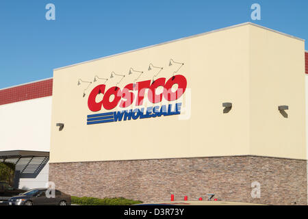 Ein Costco Wholesale shopping Club Schild an einem Geschäft in Tustin, Kalifornien Stockfoto