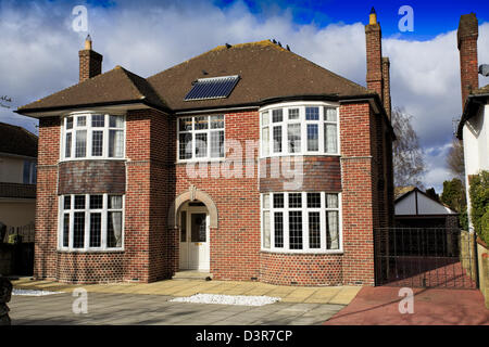 Große freistehende Backsteinhaus in Swindon, Großbritannien Stockfoto