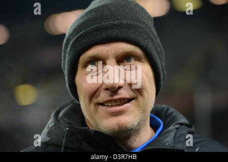 Freiburg, Deutschland. 22. Februar 2013. Freiburgs Trainer Christian Streich gibt ein Interview vor der Bundesliga-Fußballspiel zwischen SC Freiburg und Eintracht Frankfurt im Mage Solar-Stadion in Freiburg, Deutschland, 22. Februar 2013. Foto: Patrick Seeger/Dpa/Alamy Live News Stockfoto