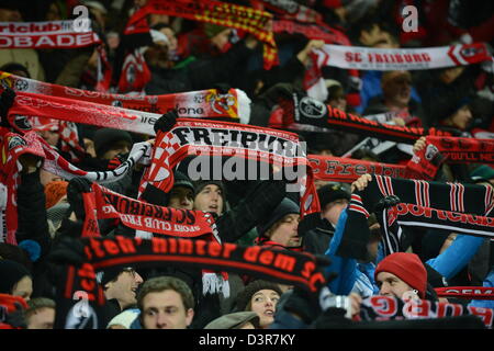 Freiburg, Deutschland. 22. Februar 2013. Fans des SC Freiburg halten ihre Schals vor der Bundesliga-Fußballspiel zwischen SC Freiburg und Eintracht Frankfurt im Mage Solar-Stadion in Freiburg, Deutschland, 22. Februar 2013. Foto: Patrick Seeger/Dpa/Alamy Live News Stockfoto