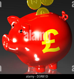 Münzen, die Eingabe von Sparschwein zeigt britische investieren oder Wirtschaft Stockfoto