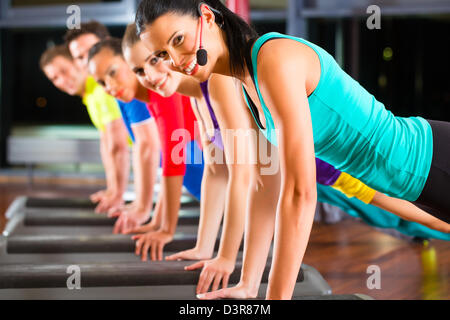 Gymnastik - Gruppe von jungen Leuten am stretching im Fitness-Studio Stockfoto