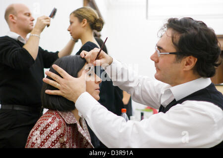 Berlin, Deutschland, Visagist Marco Mannozzi Models für die Modenschau am Berliner Couturewerkstatt UP ART Masse Design Stockfoto