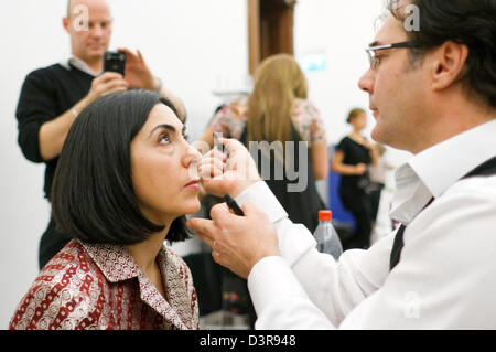 Berlin, Deutschland, Visagist Marco Mannozzi Models für die Modenschau am Berliner Couturewerkstatt UP ART Masse Design Stockfoto