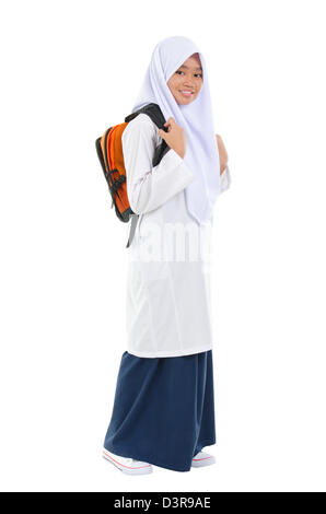 Ganzkörper-Southeast Asian Teen in Schuluniform mit Schultasche stehend auf weißem Hintergrund Stockfoto