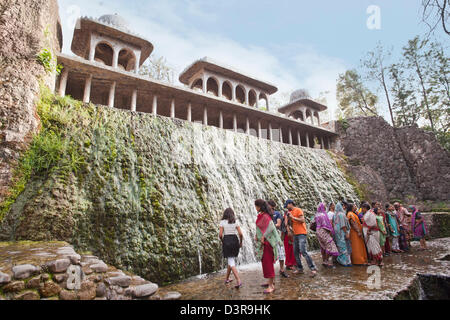Menschen genießen in einem Wasserfall am Rock Garten von Nek Chand Saini, Steingarten von Chandigarh, Indien Stockfoto