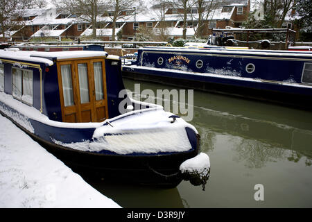 Narrowboats im Schnee Winter im Süden Oxford Canal Jericho Stadt von Oxford Oxfordshire Oxon England Boot Narrowboat Schnee Stockfoto