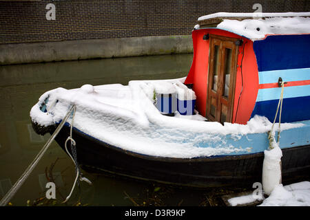 Narrowboat im Schnee Winter im Süden Oxford Canal Jericho Stadt von Oxford Oxfordshire Oxon England Boot Narrowboat Schnee Winter Stockfoto