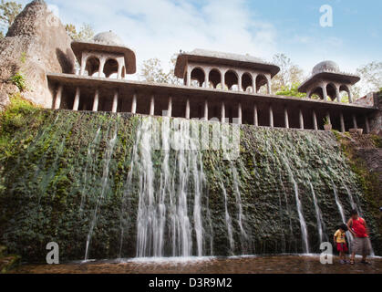 Wasserfall im Steingarten von Nek Chand Saini, Steingarten von Chandigarh, Indien Stockfoto
