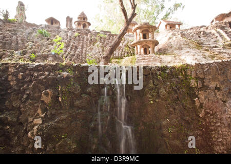 Wasserfall im Steingarten von Nek Chand Saini, Steingarten von Chandigarh, Indien Stockfoto