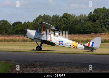 De Havilland DH82A Tiger Moth T7909 G-ANON Rollen von Start-und Landebahn am Breighton Flugplatz Stockfoto