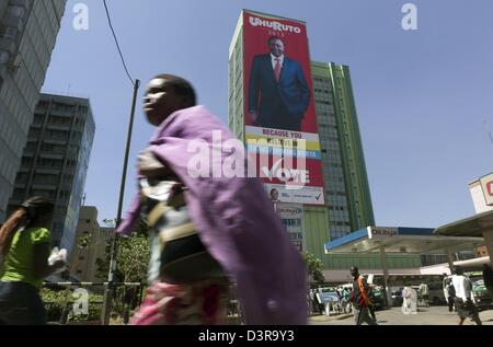 Nairobi, Kenia. 23. Februar 2013. Eine Kampagne Anzeige für Präsidentschaftskandidaten Uhuru Kenyatta im Zentrum Stadt. Nach den neuesten Umfragen Kenyatta entweder eine leichte Führung übernommen hat oder in eine statistische Krawatte mit Raila Odinga im Präsidentschaftswahlkampf. Kenyattas Kandidatur hat erhebliche regionale und internationale Aufmerksamkeit wegen seiner bevorstehenden Internationalen Strafgerichtshof (IStGH) Testversion angezogen; Er steht wegen Verbrechen gegen die Menschlichkeit für das Blutvergießen und die Wellen der Gewalt nach den umstrittenen Wahlen von 2007. (Bild Kredit: Kredit: Ric Francis/ZUMAPRESS.com/Alamy Live-Nachrichten) Stockfoto