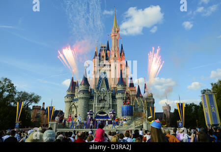 Feuerwerk los auf Schloss Disney Disney World nach einer Show mit Mickey und Minnie, Goofy und anderen Charakteren. Stockfoto