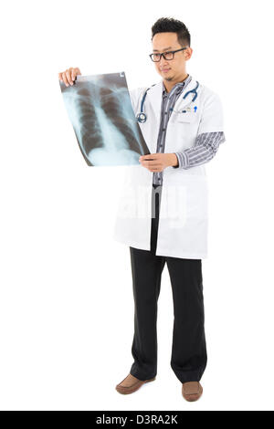 Ganzkörper asiatischen Arzt überprüfen auf Röntgenbild isolierten weißen Hintergrund stehend Stockfoto