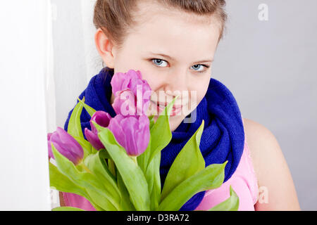 lächelnde Teenager Mädchen mit rosa Tulpen Strauß präsentieren Geschenk Ostern Mothersday Valentinstag Geburtstag Stockfoto