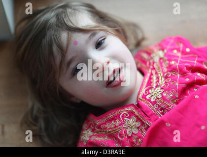 Porträt eines deutschen vier Jahre alten Mädchens, dass während einer Karneval Party im Kindergarten wie ein Indianer gekleidet ist. Stockfoto