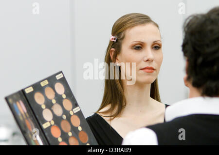 Berlin, Deutschland, Visagist Marco Mannozzi Models für die Modenschau am Berliner Couturewerkstatt UP ART Masse Design Stockfoto