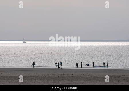 Surfer am Ende des Tages, St Ouen, Kanalinseln Stockfoto