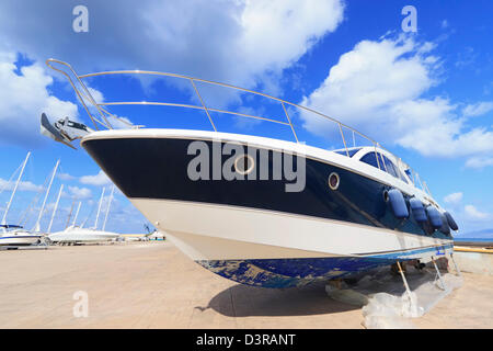 Luxus-Motoryacht gestrandet zur Reparatur an der marina Stockfoto