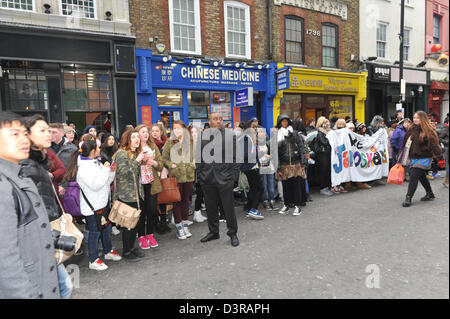 Leicester Square, London, UK. 23. Februar 2013. Die australischen Boygroup-Fans warten Janoskians vor dem W Hotel in Leicester Square. Die Gruppe haben über Facebook und YouTube-Kanal bekannt geworden. Bildnachweis: Matthew Chattle / Alamy Live News Stockfoto